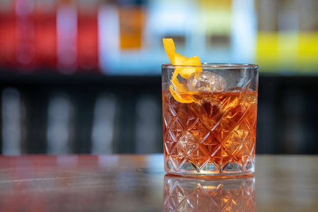 Frisse en heerlijke cocktail in het glas in de bar