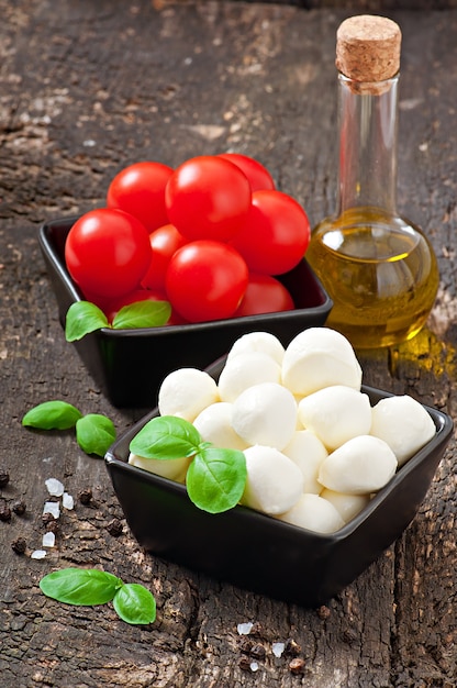 Frisse salade met cherrytomaten, basilicum, mozzarella en zwarte olijven.