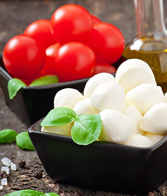 Frisse salade met cherrytomaten, basilicum, mozzarella en zwarte olijven.