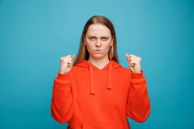 Fronsen jonge blonde vrouw doet sterk gebaar