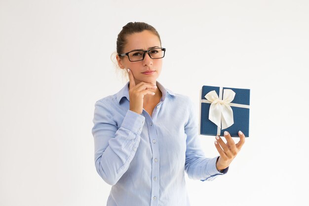 Fronsen nadenkend kantoor assistent denken over relatiegeschenk