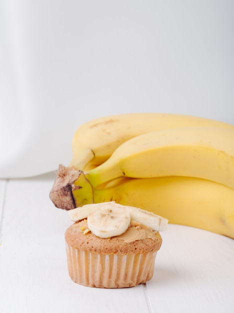 Front hoek weergave muffin met bananen op een witte ondergrond