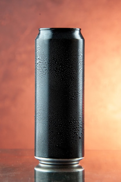 Front view energiedrank in blik op lichte alcohol foto kleur drank