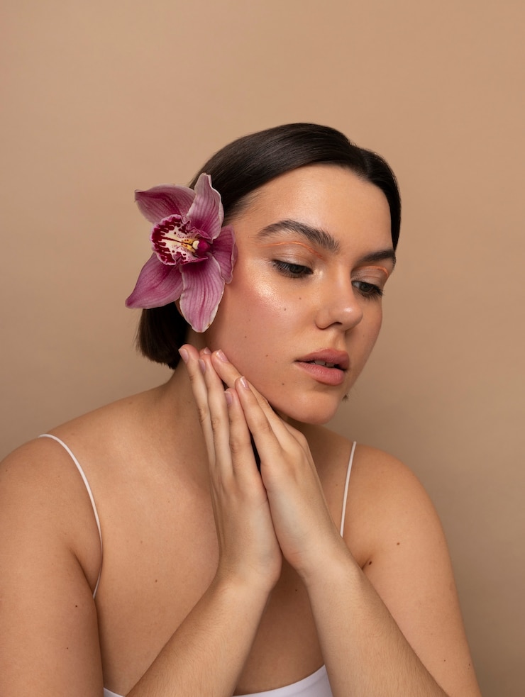 Gratis Foto front view jonge vrouw poseert met een bloem