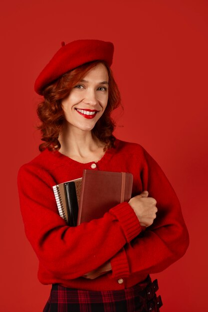 Front view vrouw poseert met rode outfit