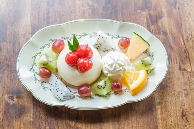 Gratis foto fruit cheesecake met kers