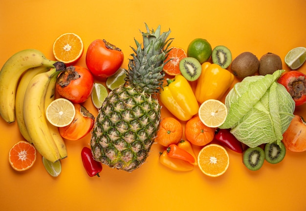 Fruit, citrus, groenten met vitamine c, geeloranje achtergrond bovenaanzicht. vitamine c natuurlijke bronnen voor immuniteitsstimulatie, tegen virussen en avitaminose. gezonde voeding om het immuunsysteem te versterken