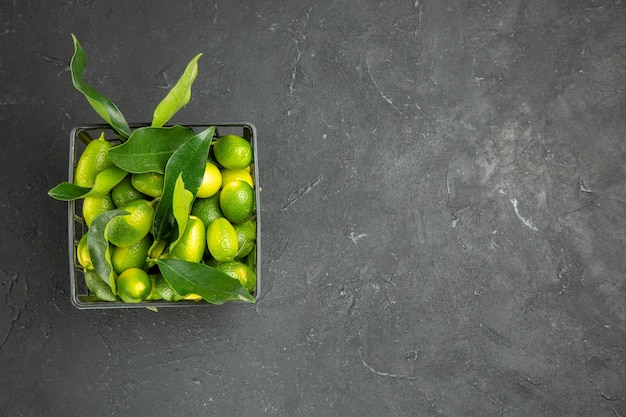 fruit citrusvruchten met groene bladeren in de mand