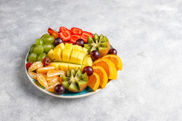 Fruit en bessen schotel, veganistische keuken.