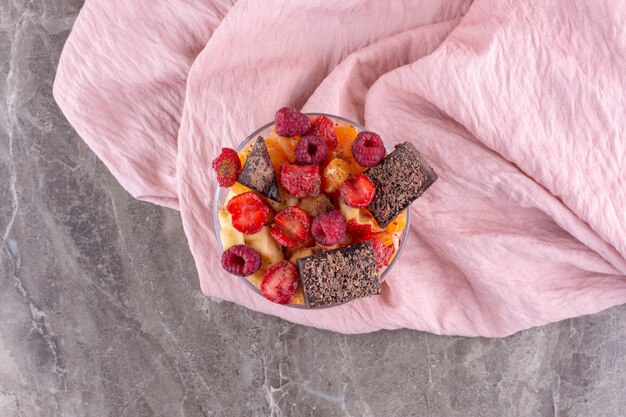 Fruit- en snackbeker op betonnen ondergrond