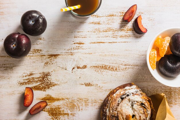 Fruit in de buurt van drank en gebak