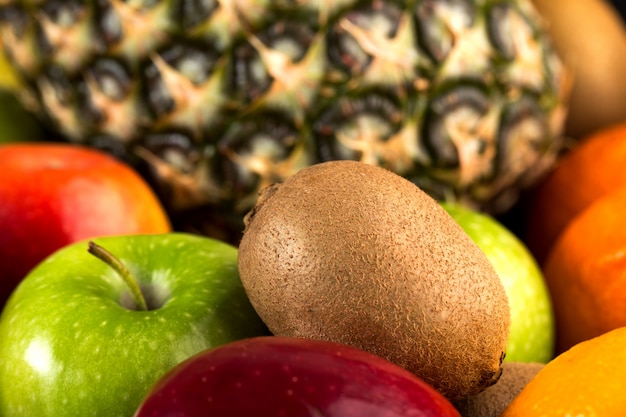 Fruit verse, zachte, perfecte kiwi's en ander fruit op een speciaal bureau