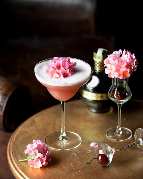 Fruitcocktail gegarneerd met bloemen