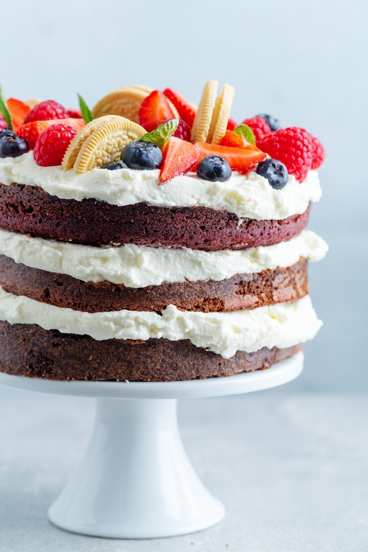 Gratis Foto fruitige cake met vers fruit en room op stander