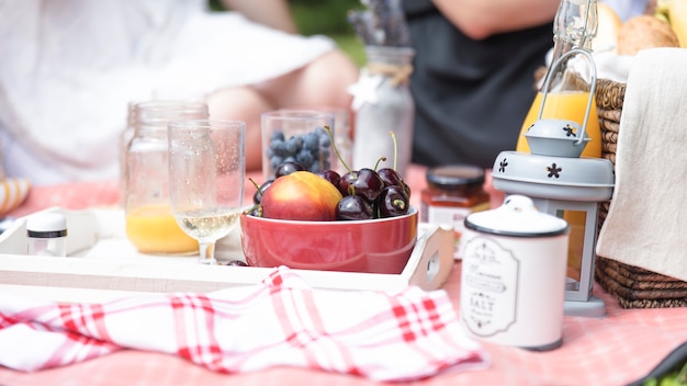 Gratis foto fruitkommen en bierglas op picknick