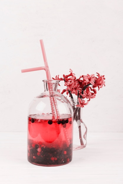 Fruitlimonade en bloemen