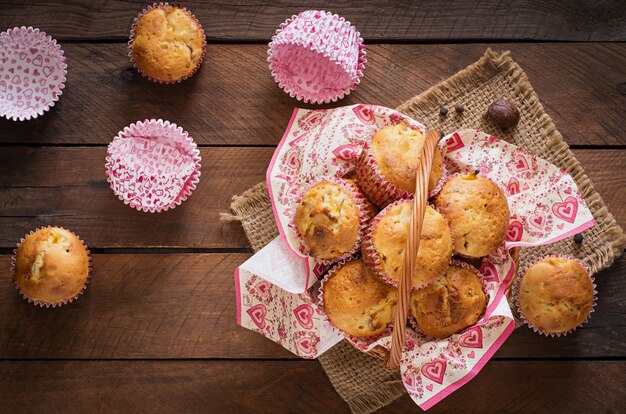 Fruitmuffins met nootmuskaat en pimentbes op een houten lijst