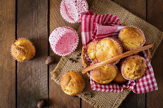 Fruitmuffins met nootmuskaat en pimentbes op een houten lijst