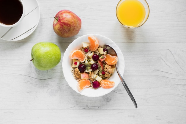 Fruitsalade in de buurt van appels en sap