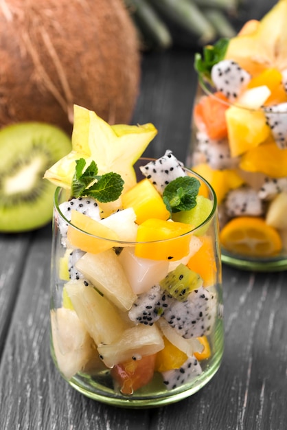 Fruitsalade in glas en de helft van de kiwi