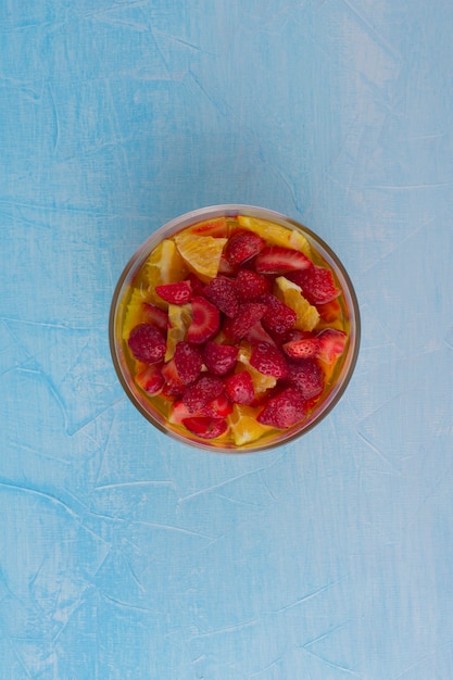 Gratis foto fruitsalade met aardbeien en sinaasappels, bovenaanzicht