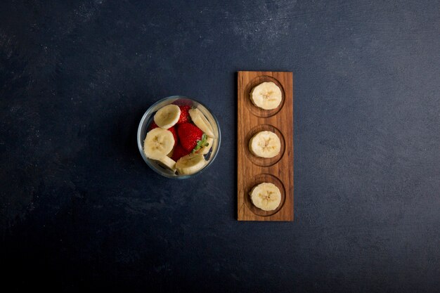 Fruitsalade met banaan en aardbeien in het midden