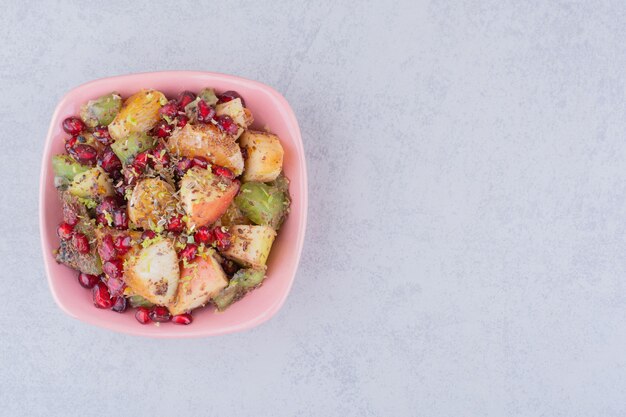 Fruitsalade met gehakte en gehakte vruchten en kruiden