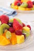 Gratis foto fruitsalade met gemengde vers fruit