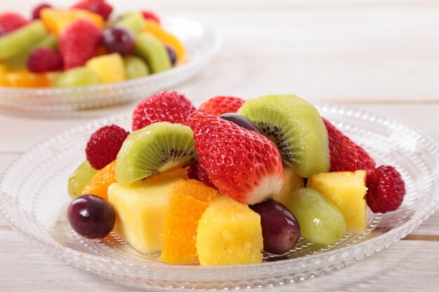 Fruitsalade met gemengde vers fruit