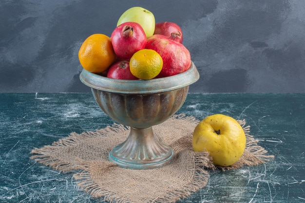 Gratis foto fruitschaal met combinatie van herfstfruit.