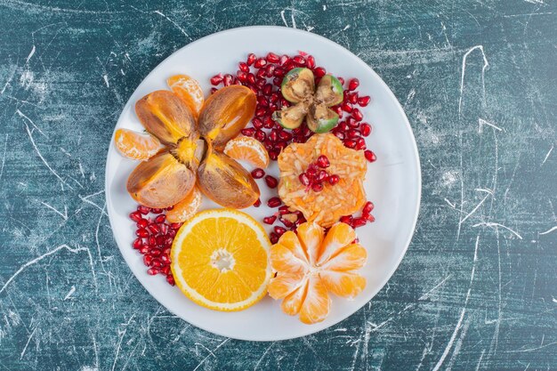 Fruitschaal met gehakt en gesneden seizoensfruit.