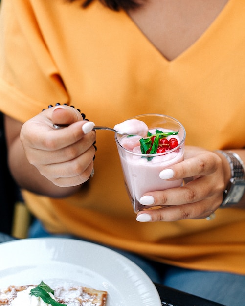 Gratis foto fruityoghurt geserveerd in glas