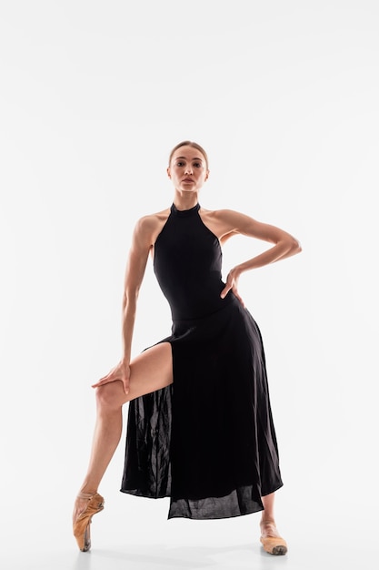 Gratis foto full shot ballerina poseren