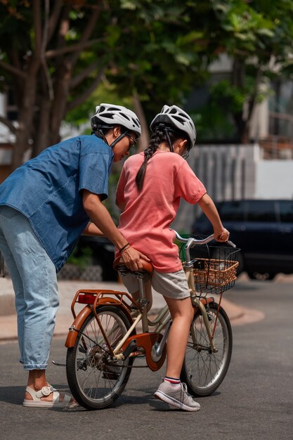 Full shot familie buiten fietsen