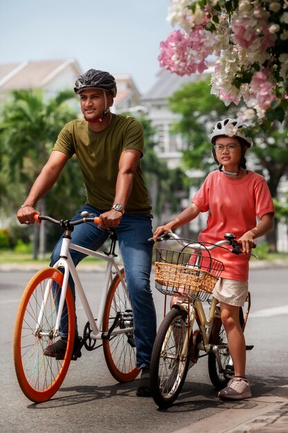 Full shot familie buiten fietsen