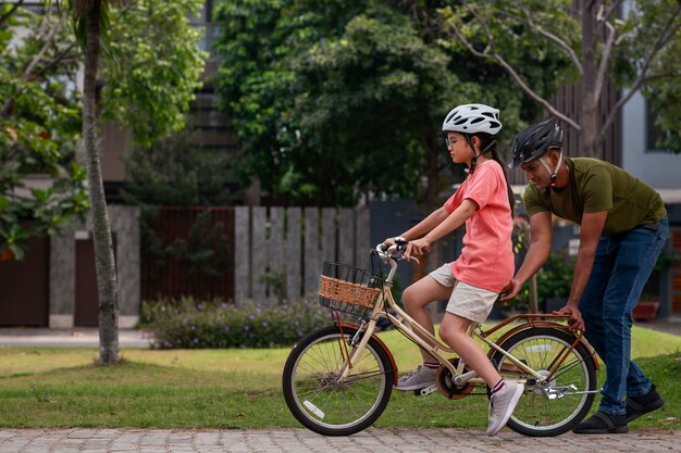 Full shot familie buiten fietsen