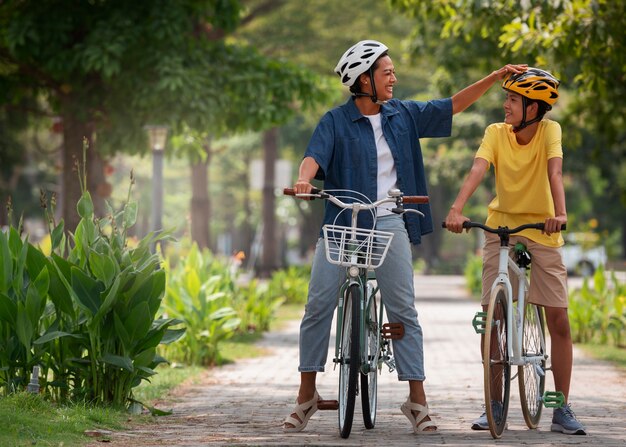 Full shot familie buiten fietsen