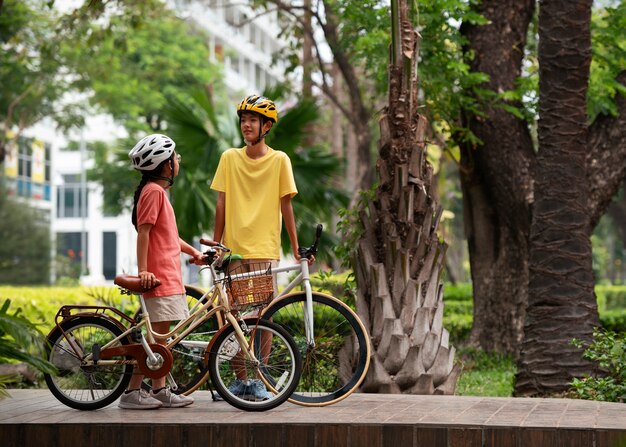 Full shot familie buiten fietsen