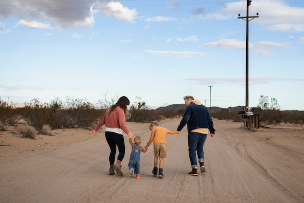 Full shot familie samen wandelen