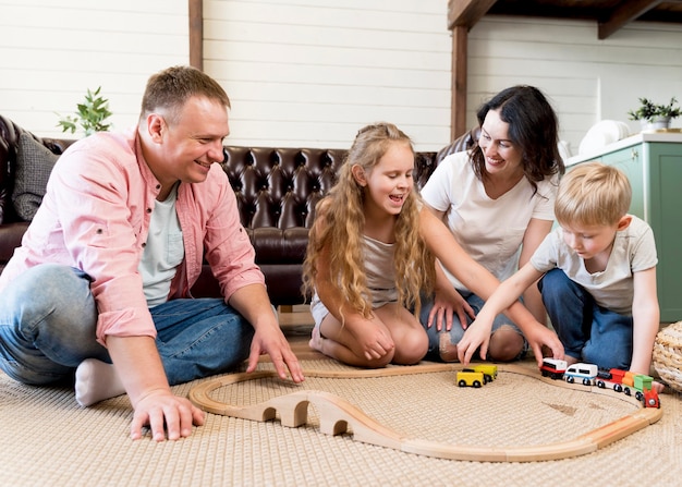 Full shot familie spelen met de trein