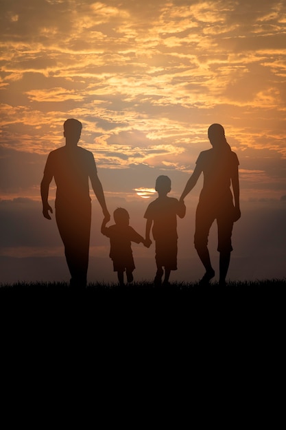 Gratis foto full shot familieleden silhouetten buitenshuis