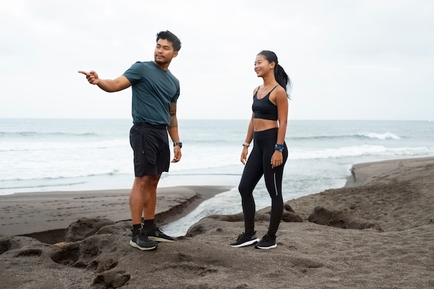 Gratis foto full shot fitte mensen op het strand