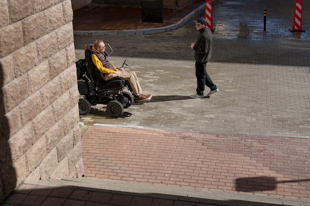Full shot gehandicapte man en vriend ontmoeting