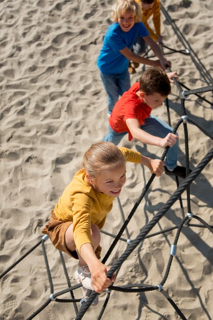 Full shot happy kids buiten