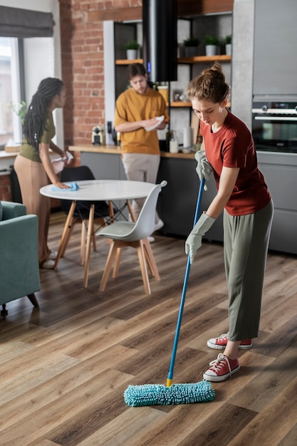 Full shot huisgenoten die samen het huis schoonmaken