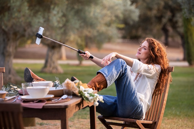 Full shot influencer in de natuur