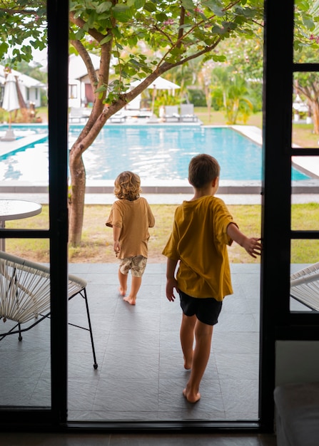 Full shot kinderen buiten spelen