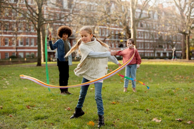 Full shot kinderen die buiten spelen