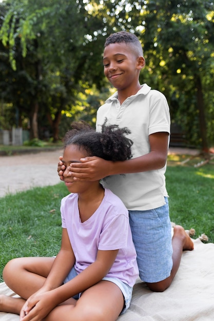 Full shot kinderen die samen buiten spelen