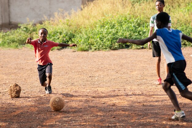 Full shot kinderen die samen buiten spelen